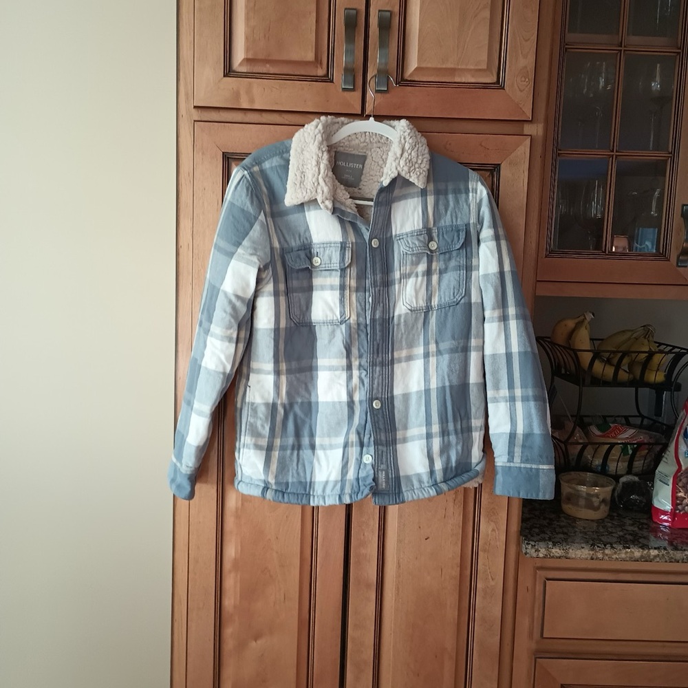 Hollister flannel Sherpa lined worn only a few times it’s in great shape.